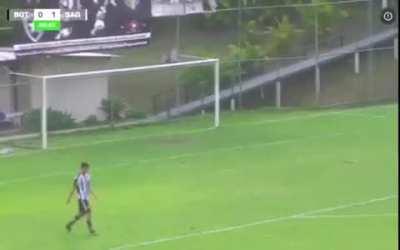 Gol contra bizarro do goleiro do Botafogo pelo campeonato brasileiro sub-17.