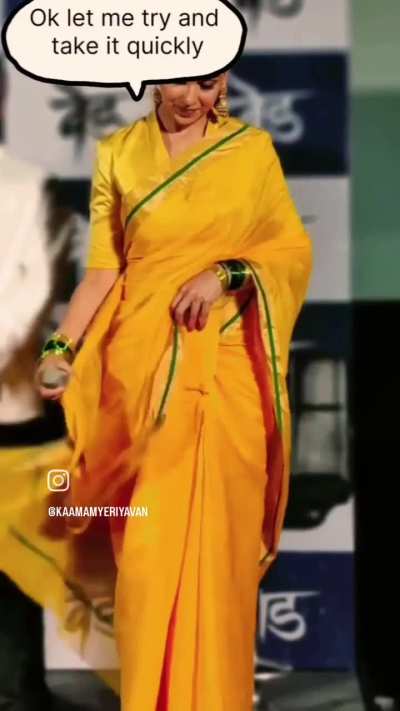 Sexy hot Genelia seducing media by navel