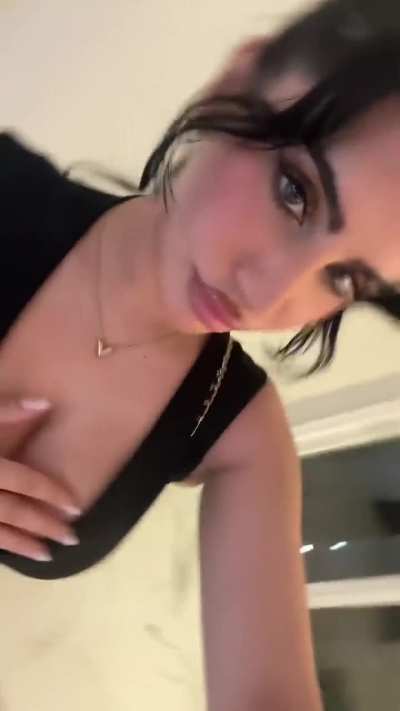 Afghan slut trying to hide her🍒