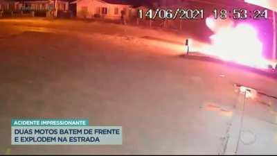 Explosion after crash between two motorcycles in Santa Catarina, Brazil. One driver may sustain head trauma, the other two in unknown conditions.