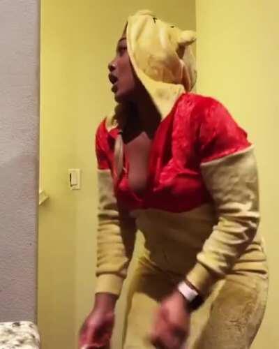 Her phat ass is crazy AND it’s NATURAL😬🍑🍑