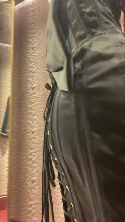 Stompy prada boots and a corset dress make a perfect combination, don’t you think? 🖤