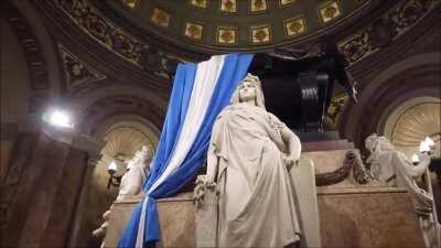 Esta mañana el Regimiento de Granaderos de la República Argentina rindió su homenaje a José San Martín, frente al mausoleo que guarda los restos del Libertador en la Catedral Metropolitana en un nuevo aniversario de su paso a la inmortalidad.