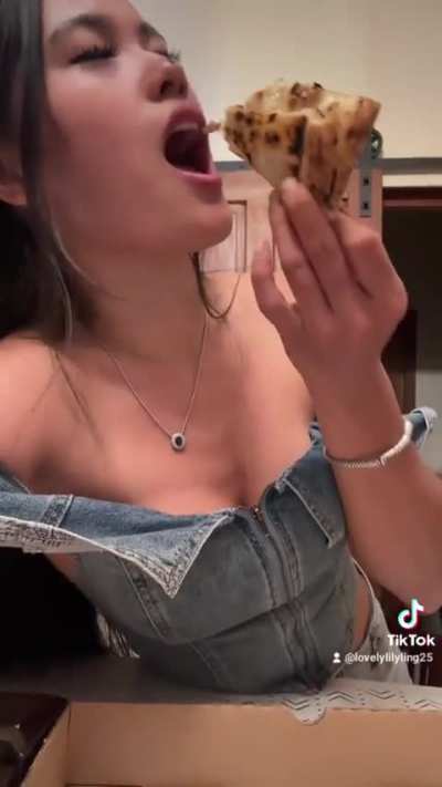 Sexiest way to eat pizza 🥵