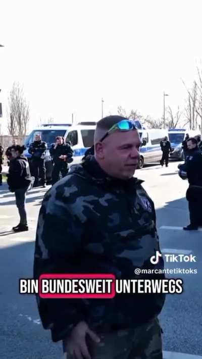 Rechter weiß nicht warum er auf der Demo ist  🤷🏼‍♂️