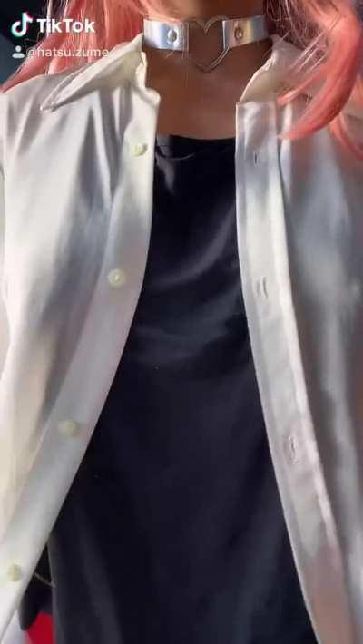 Young girl shows her body