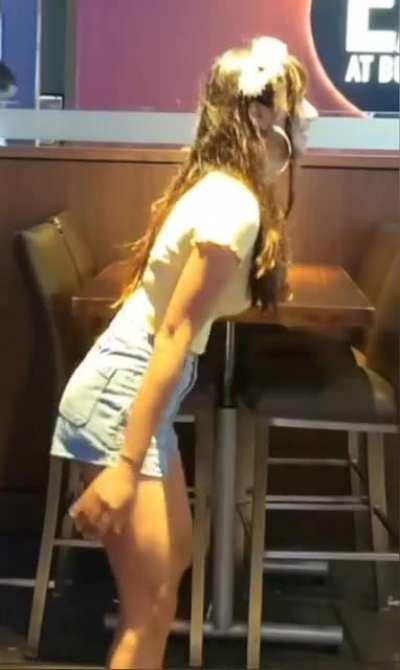 Jinnytty Squatting In Public On Her Stream While Wearing Jean Shorts 🥵