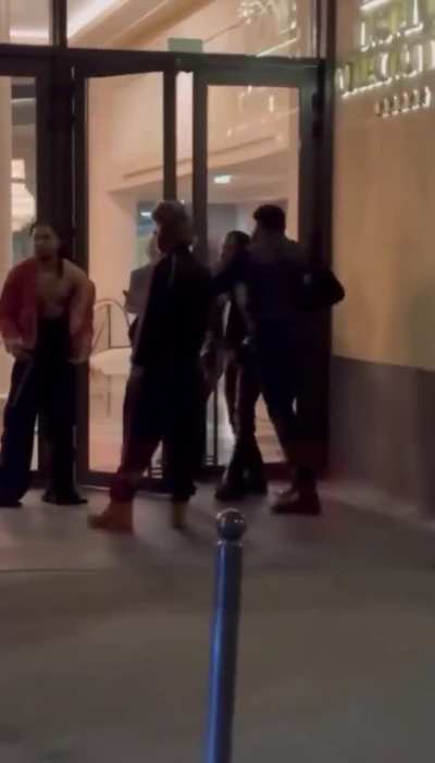 Fight breaks out between Rapper OFFSET's 🇺🇸 team and Rapper Gazo's 🇫🇷 team in Paris. Reason : OFFSET showed up 2h late to a filming session, and has declined to refund GAZO of the cost incurred