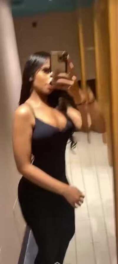 You walk into the changing rooms and she looks at you like this. Wyd? 😅👀