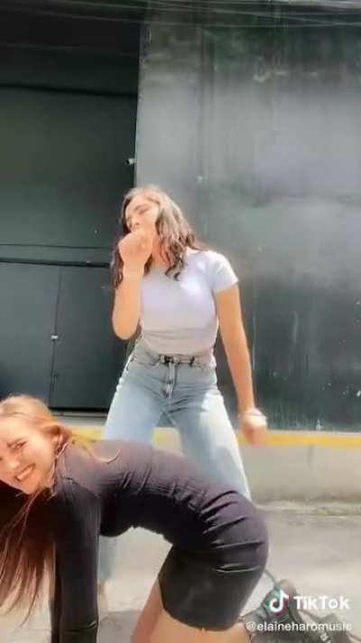 que rico culito lo mueve 🤤🤤