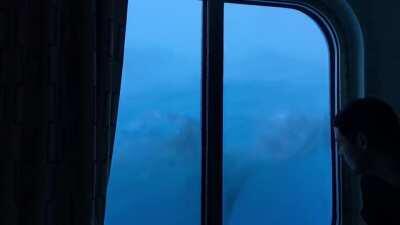 Um cruzeiro foi pego em uma tempestade no meio do mar com ventos muito rápidos. Essa é a visão do 3° andar