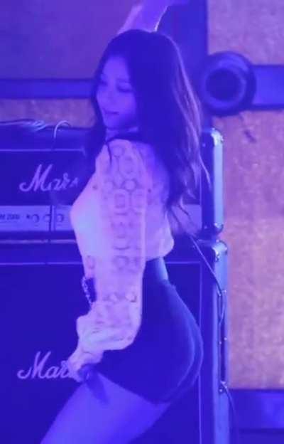 Jisoo With that Booty