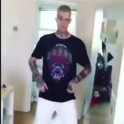 THEM MOVES!!! Skeeerrrrrrr !!!! He was such an amazing dancer ... I miss his shimmies!!!!