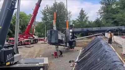 Rope that holds a crane suddenly breaks and almost kills two. July 2021, Germany