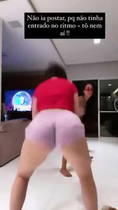 Leticia Azevedo @leeazevedo_