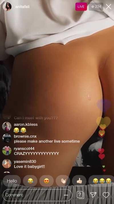 Flashing her bubble butt LIVE
