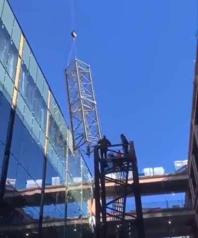 Heavy crosswind causes tower crane disassembly to go terribly wrong (3/14/2021, US)