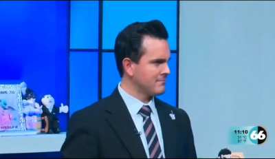 Mexican TV host is fired on air by the owner of the tv station for critizicing politicians of the ruling party, stays calm and politely says goodbye to his audience