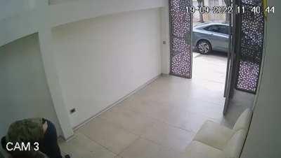 Nota mental: es mala idea cagarle guita a un grandote de 1.90