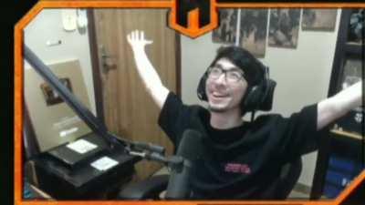 Batera e sua alimentação exótica (caso a imagem de problema e por causa que fiz uma gambiarras no arquivo de vídeo para conseguir editar o vídeo no celular)