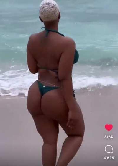 Briana Camille (@therealbrianacamille)