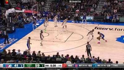[Highlight] Giannis puts on a masterclass of defense and rim deterence last night as the 76ers manage to shoot 37% against him on 16 attempts. He picked up 3 blocks and a steal