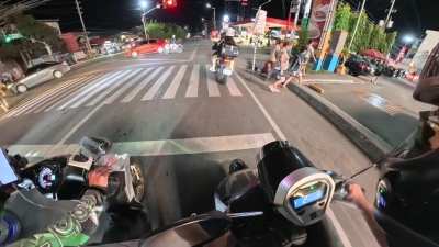 Bakit parang hirap na hirap magpadaan ng mga pedestrian ang mga zoomies? Saglit na tigil lang naman 'yan.