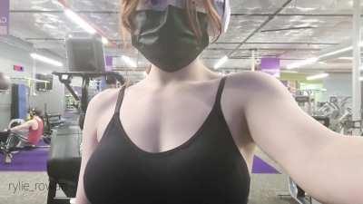 Girl Flashing Her Boobs in The Gym