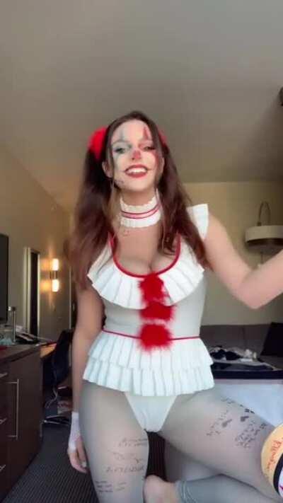 Man she looks amazing as Harley Pennywise