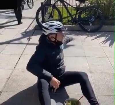 El señor que toma la coca cola en el piso y le hacen una multa. - Lamento escucharme tan enojado, pero QUE MANERA DE ROMPER LAS PELOTAS HERMANO!!!!!