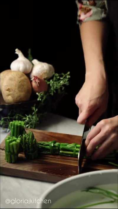 Cooking beef tenderloin with Diane steak sauce 