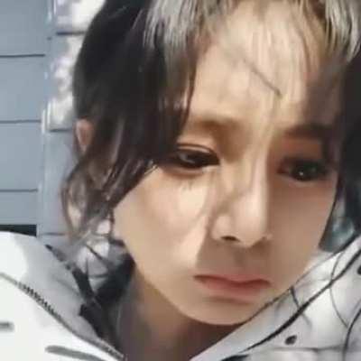 191103 - Tzuyu chewing