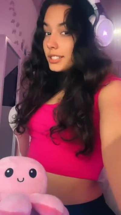 yall are so dumb she is not 16 she's 17💀 btw I'm saying everyone just some of yall