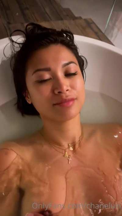 Chanel_Uzi_Bath