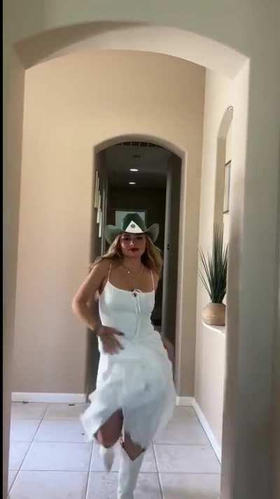 TikTok (Roxy Cabus) 28 Apr 24