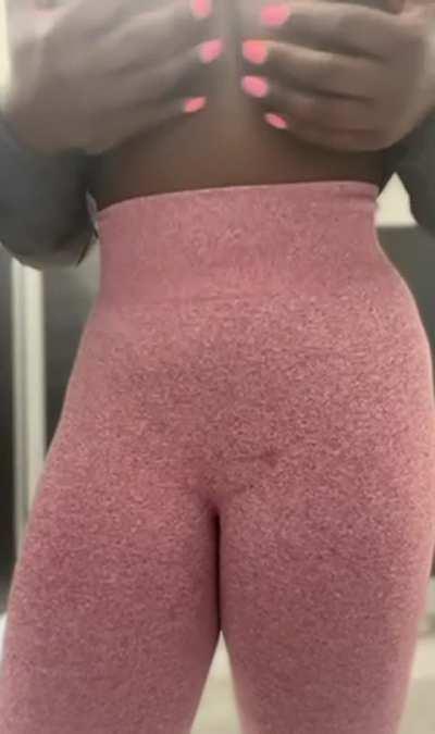 Shhhh…Don’t tell my trainer I was in the bathroom flashing you my cannons 🤫 🤐 💣 😈 💪🏿