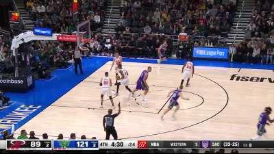 [Highlight] Jrue Holiday hits back-to-back three pointers to put the Bucks up 35!