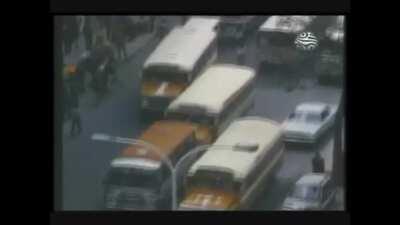 Extracto del documental La Guerra del Centavo [Ciro Duran] en la Bogotá de 1985. Es una inmersión audiovisual dentro de los buses y las calles del centro (especialmente en la Carrera-Av 10).