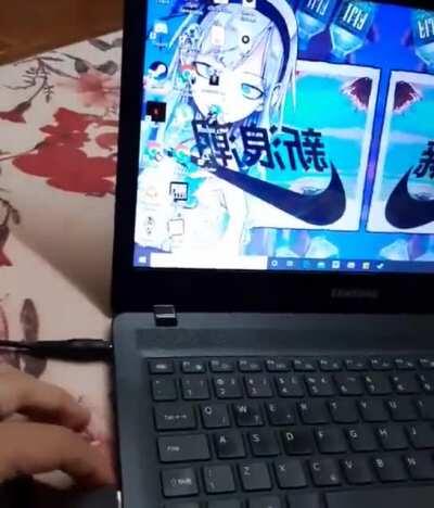 Meu amigos eu comprei um notebook usado ae eu coloquei o mause USB ae isso aconteceu o que eu faço