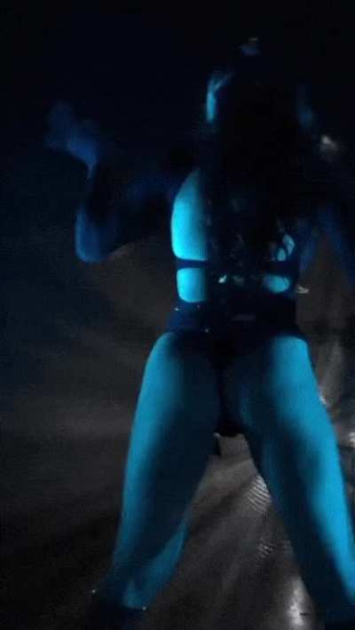 Shaking her amazing ass🔥🔥