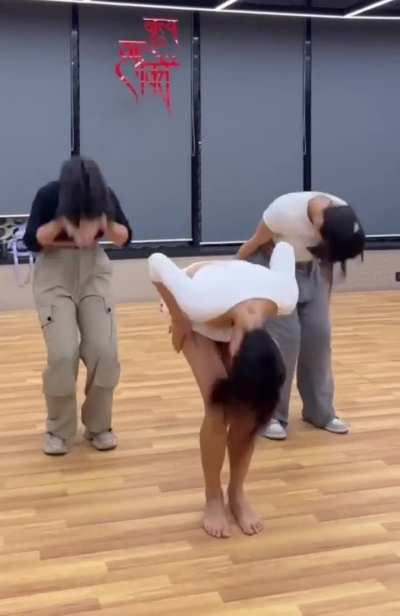 Dear Jacqueline, if that skirt was any shorter it would be a belt (not complaining)