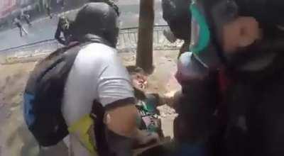 [NSFL] Momento exacto en el cual periodista es baleada en los disturbios entre manifestantes y comerciantes ambulantes en barrio Meiggs