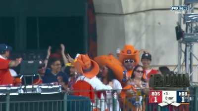 [Highlight] Enrique Hernandez hits a home run during Dusty Baker's interview.