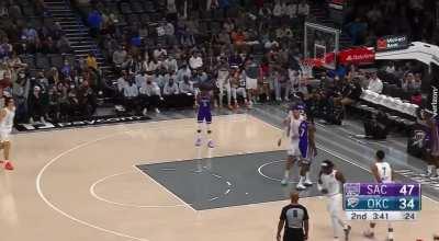 [Highlight] Incredible pass by Josh Giddey to Lu Dort in traffic between two defenders.