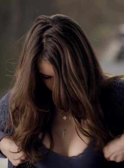 Cleavage in The Vampire Diaries S5:E21 (2014) 