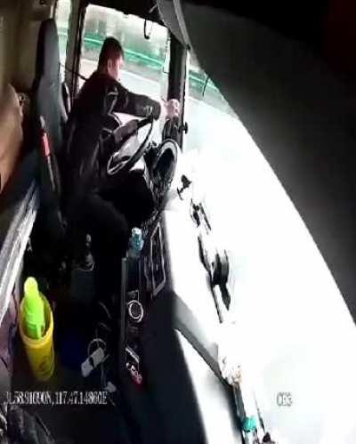 暖心！大巴司机为刷抖音机智拯救一车乘客