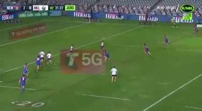 Kalyn Ponga ignores the 4v2 overlap