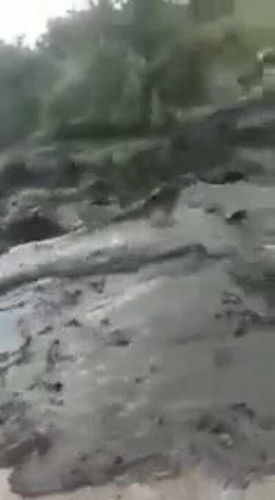 Filmando la crecida del rio los Molles, provincia de San Luis. 12 de febrero 20201