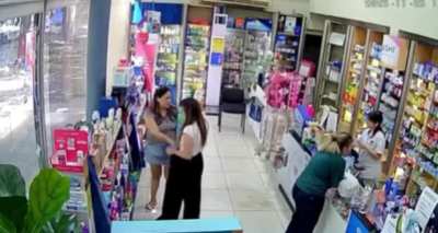 Dos chicas platenses se hicieron de varios productos de farmacia usando la técnica del pantalón holgado