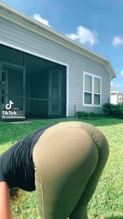 Lord have Mercy her ass is so fucking jiggly in those leggings. I wish i could choke her and pull her hair while i fuck her in front of her parents